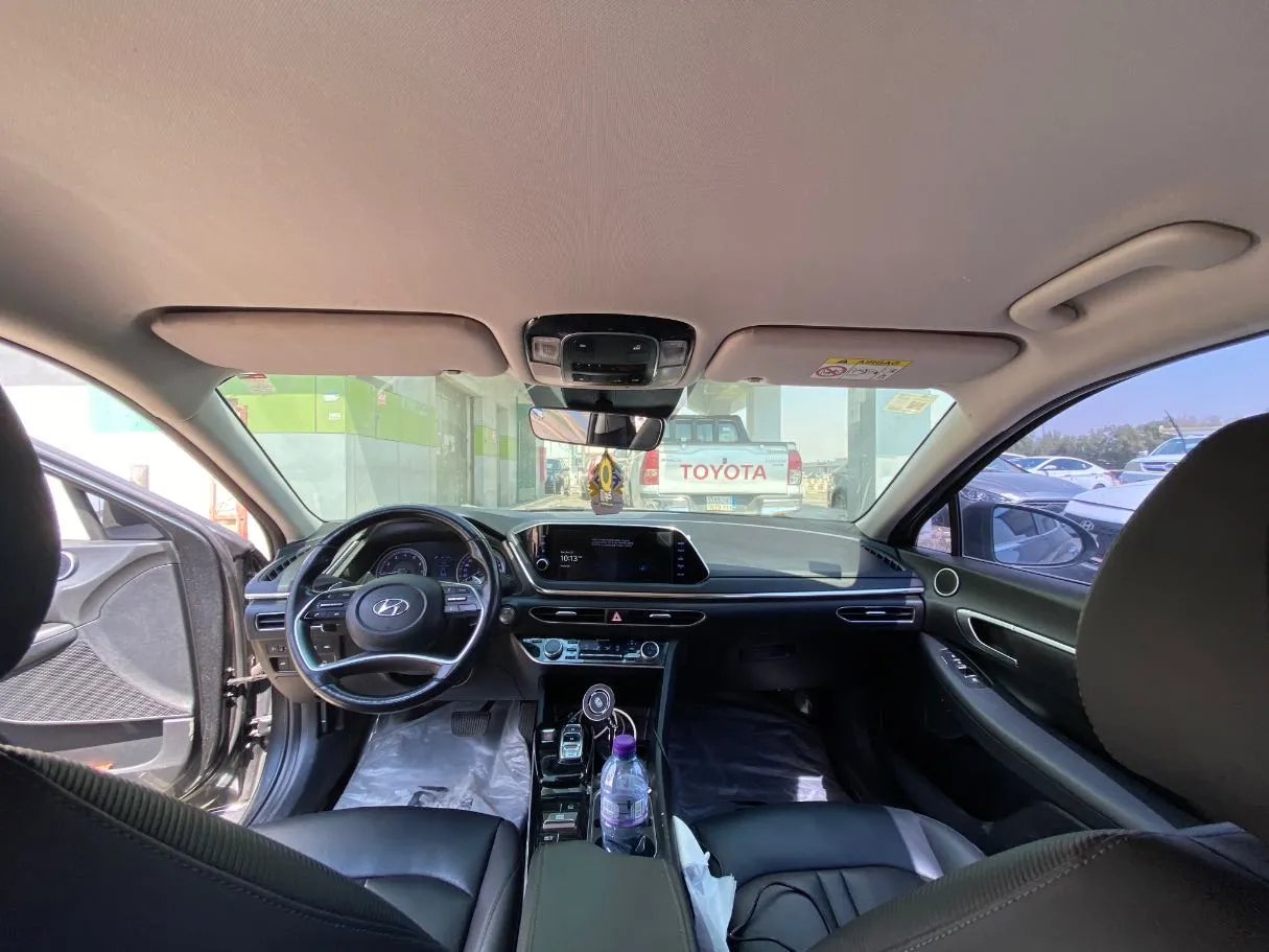 Car image 14