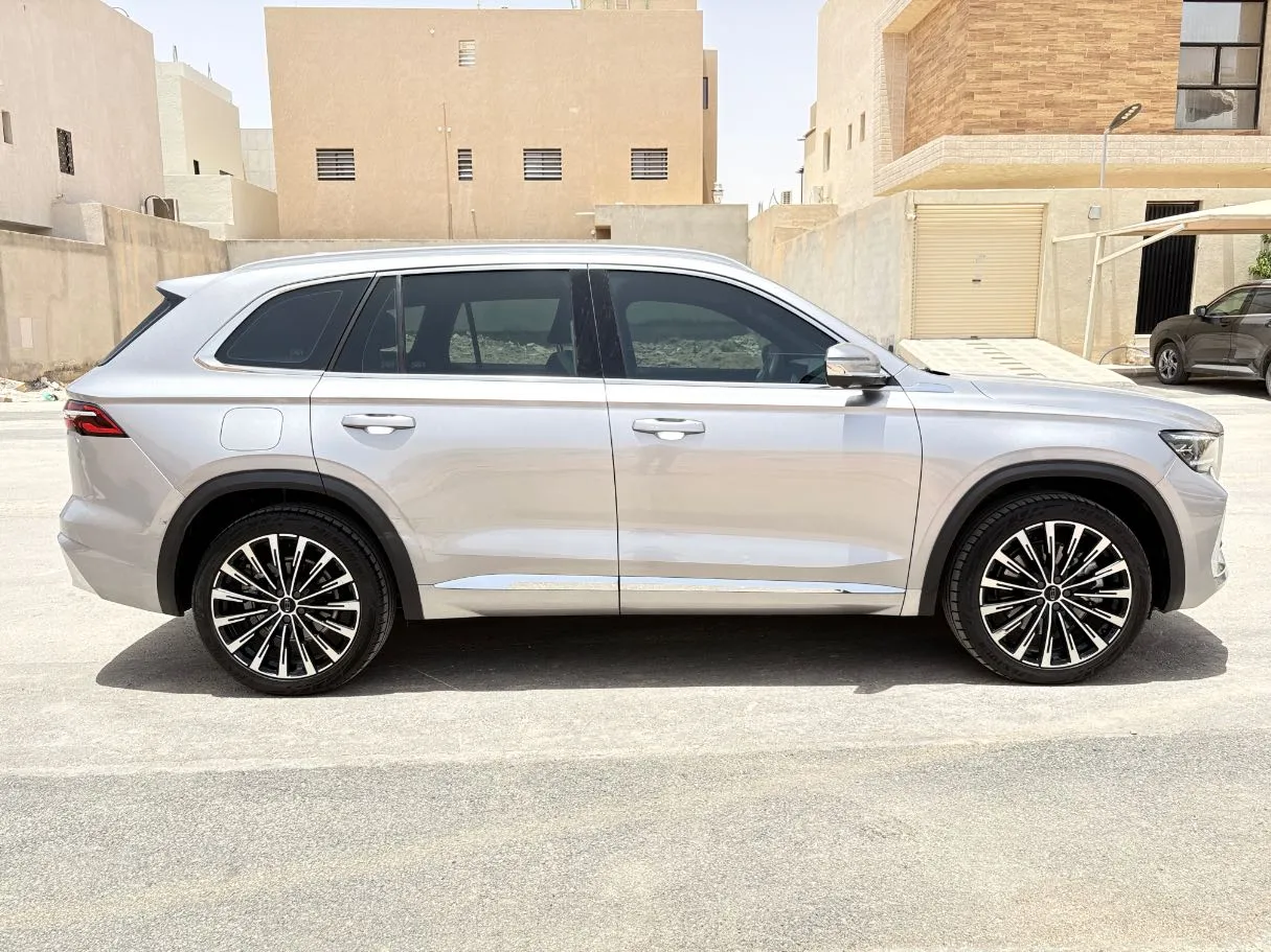 Car image 4