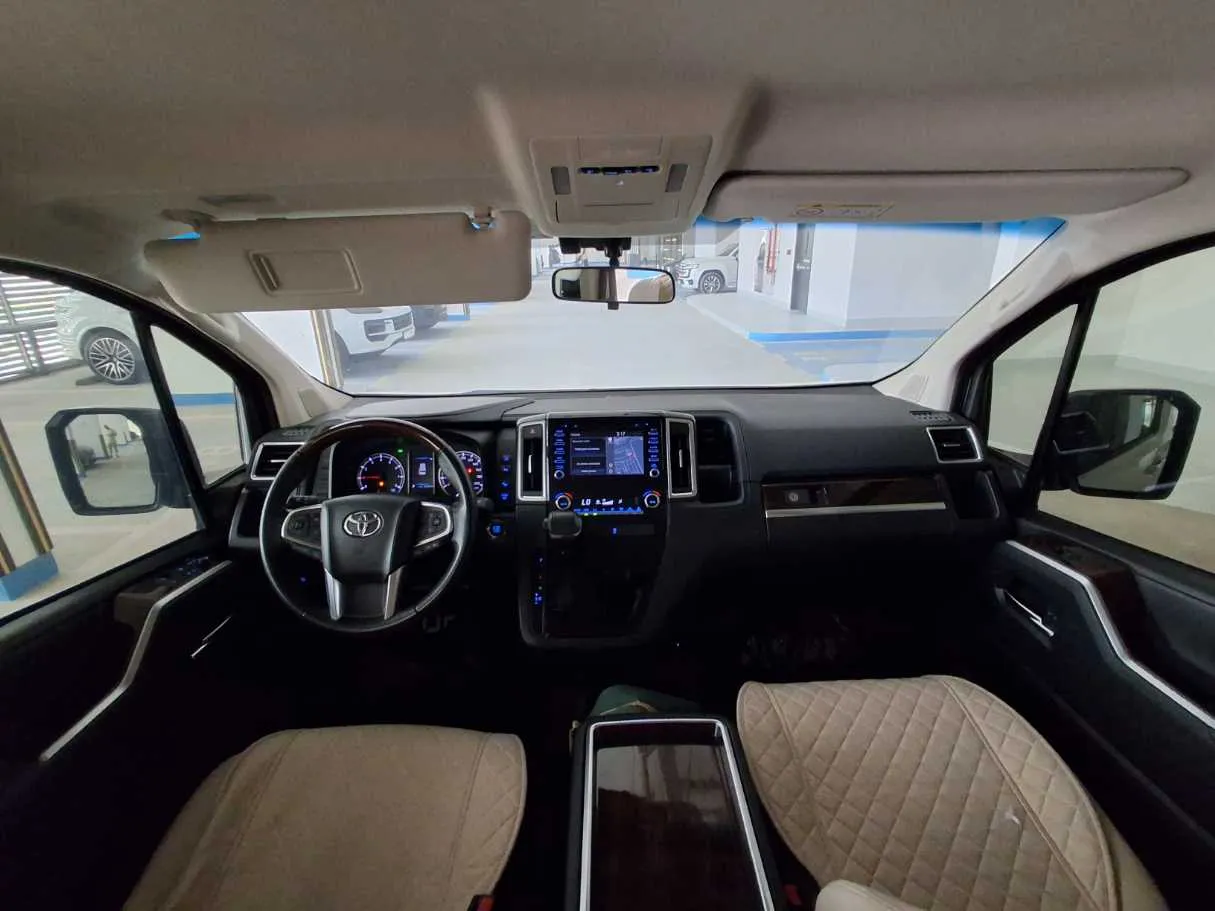 Car image 18