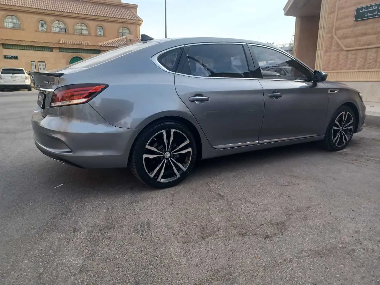Car image 4