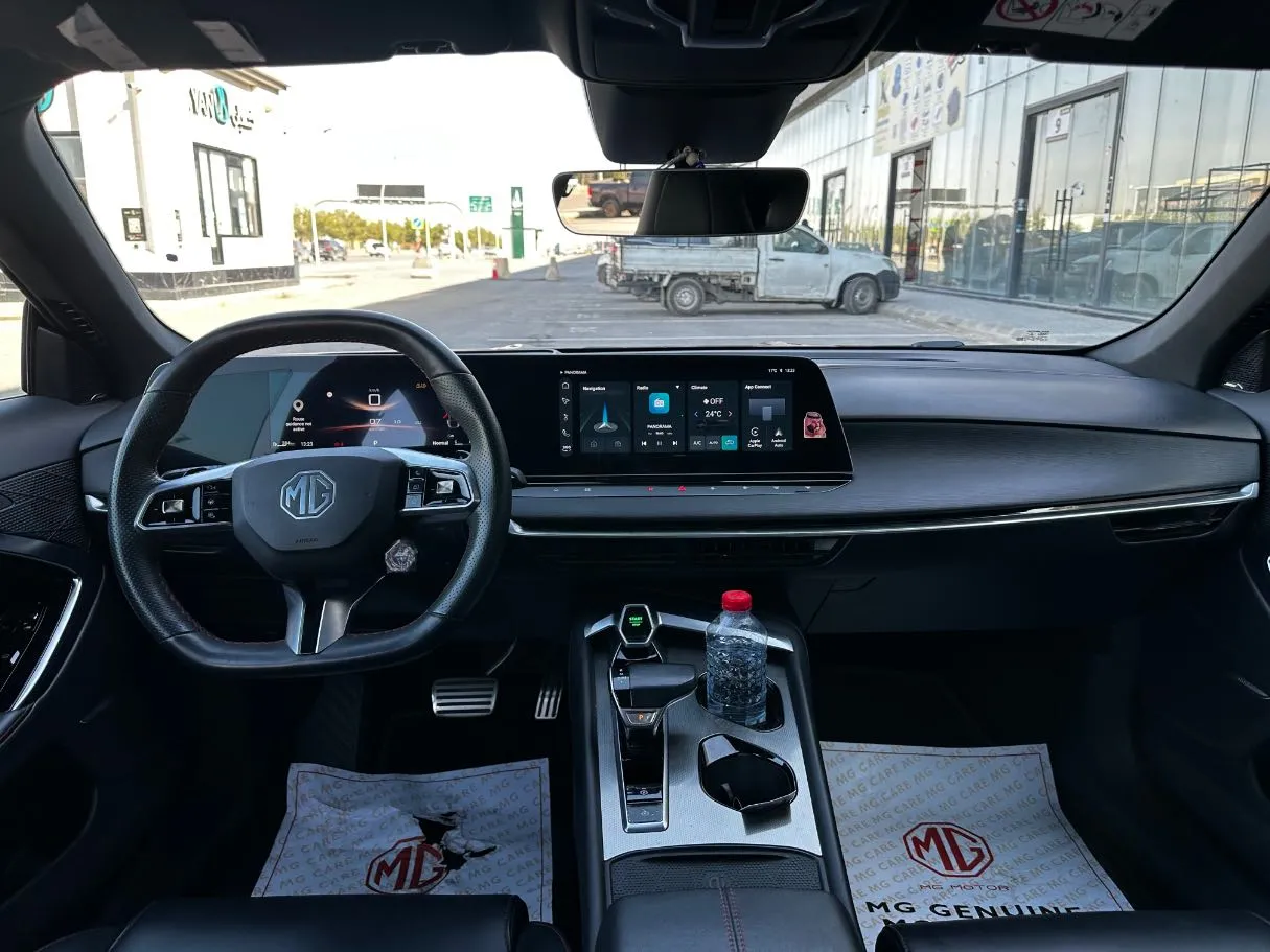 Car image 19