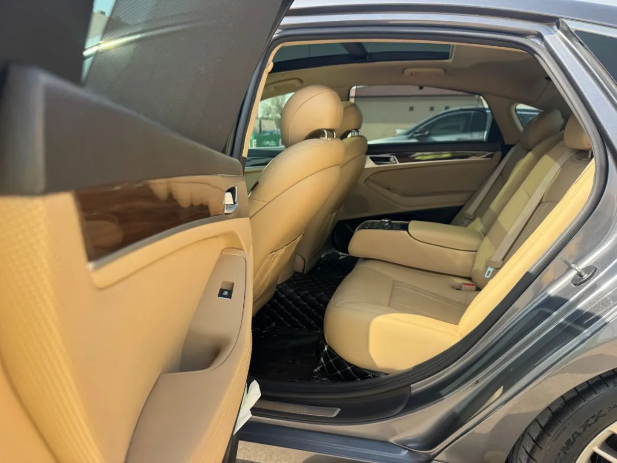 Car image 13
