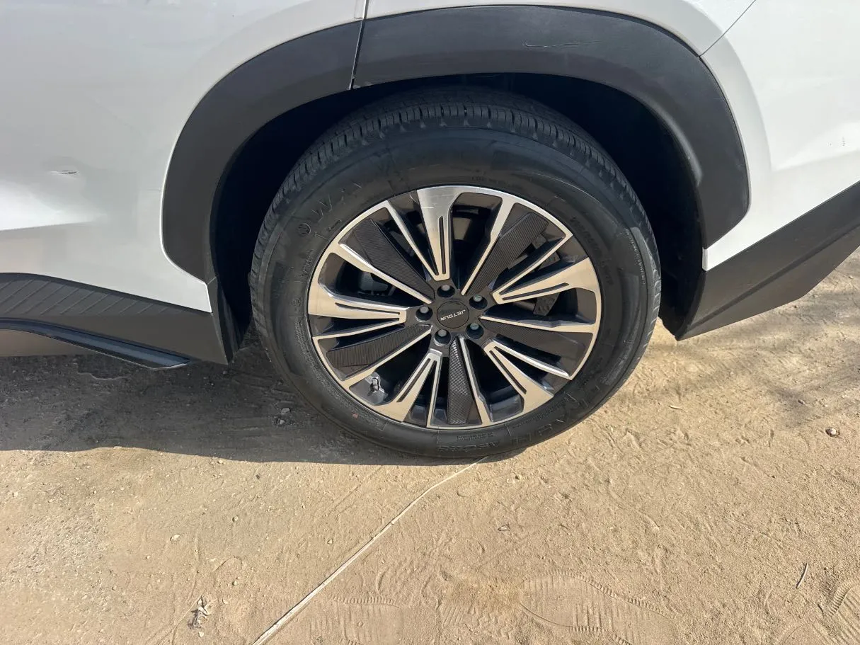 Car image 9