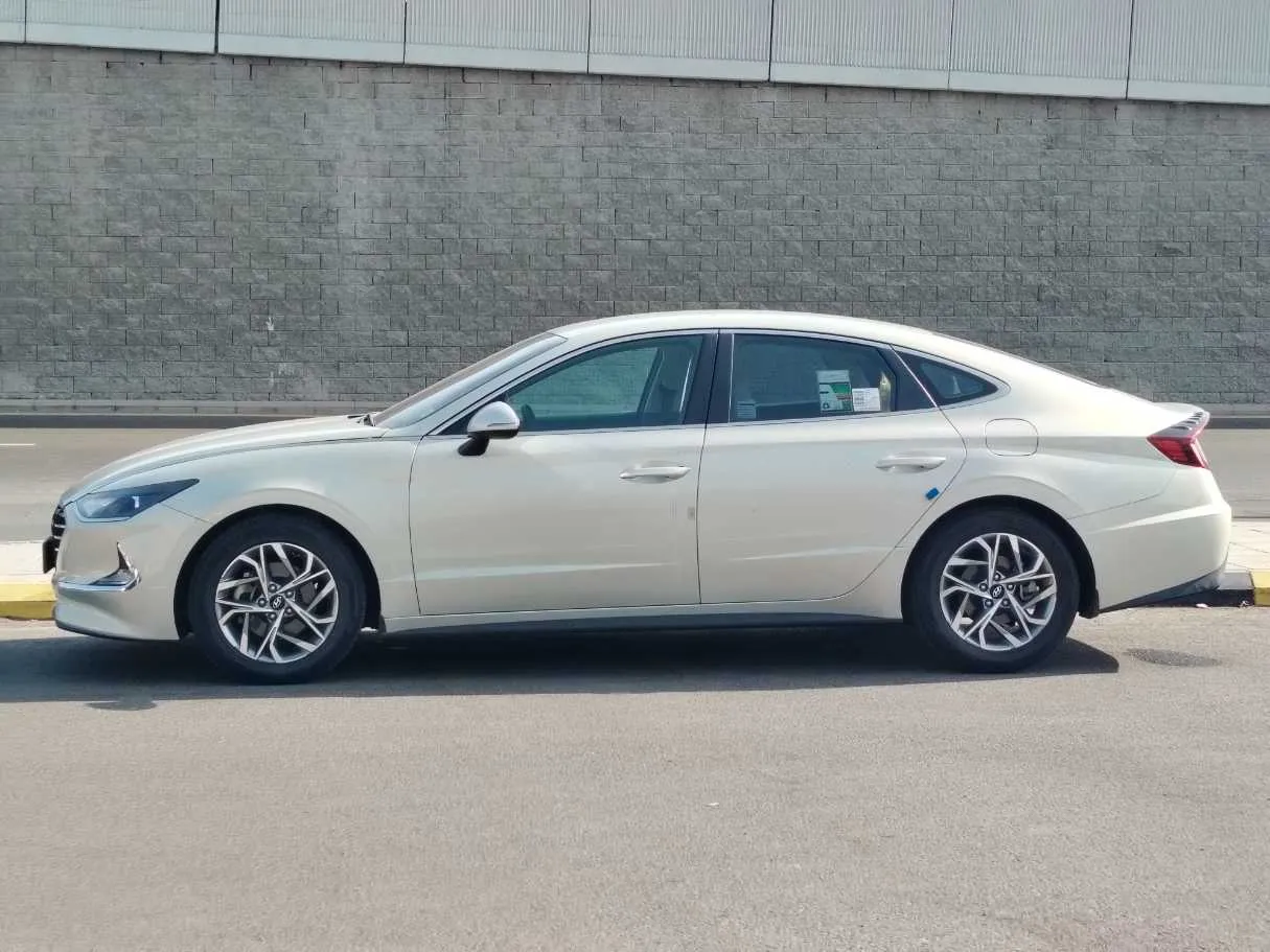Car image 8