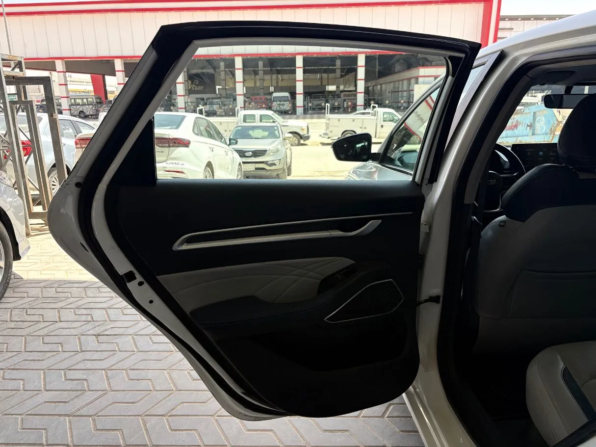 Car image 16