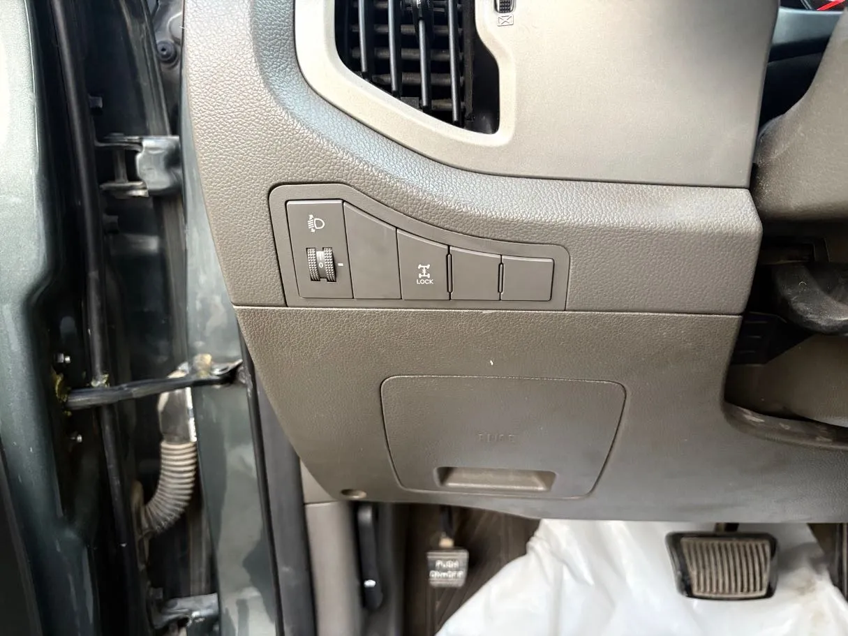 Car image 25