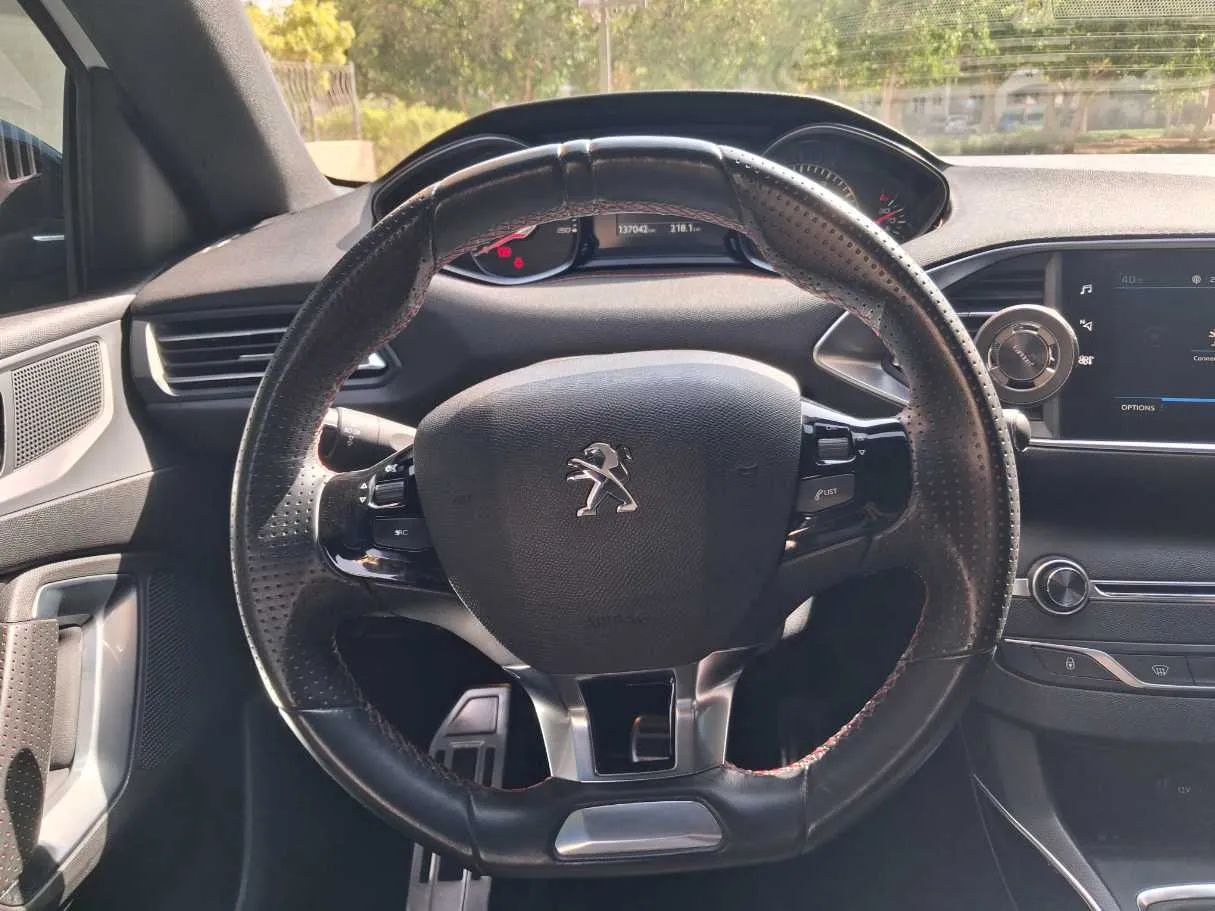 Car image 17