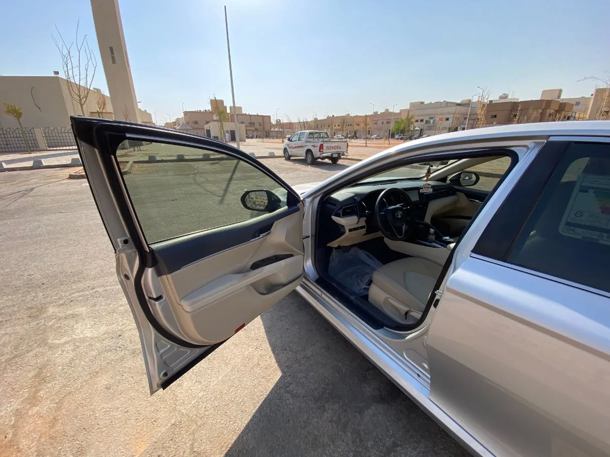 Car image 10