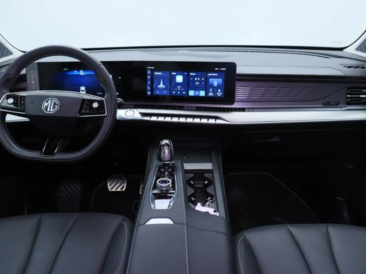 Car image 14