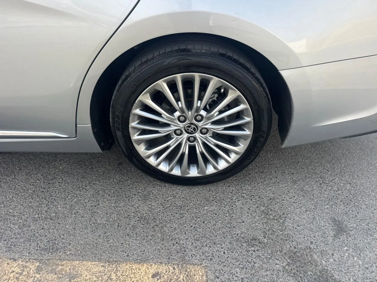 Car image 9