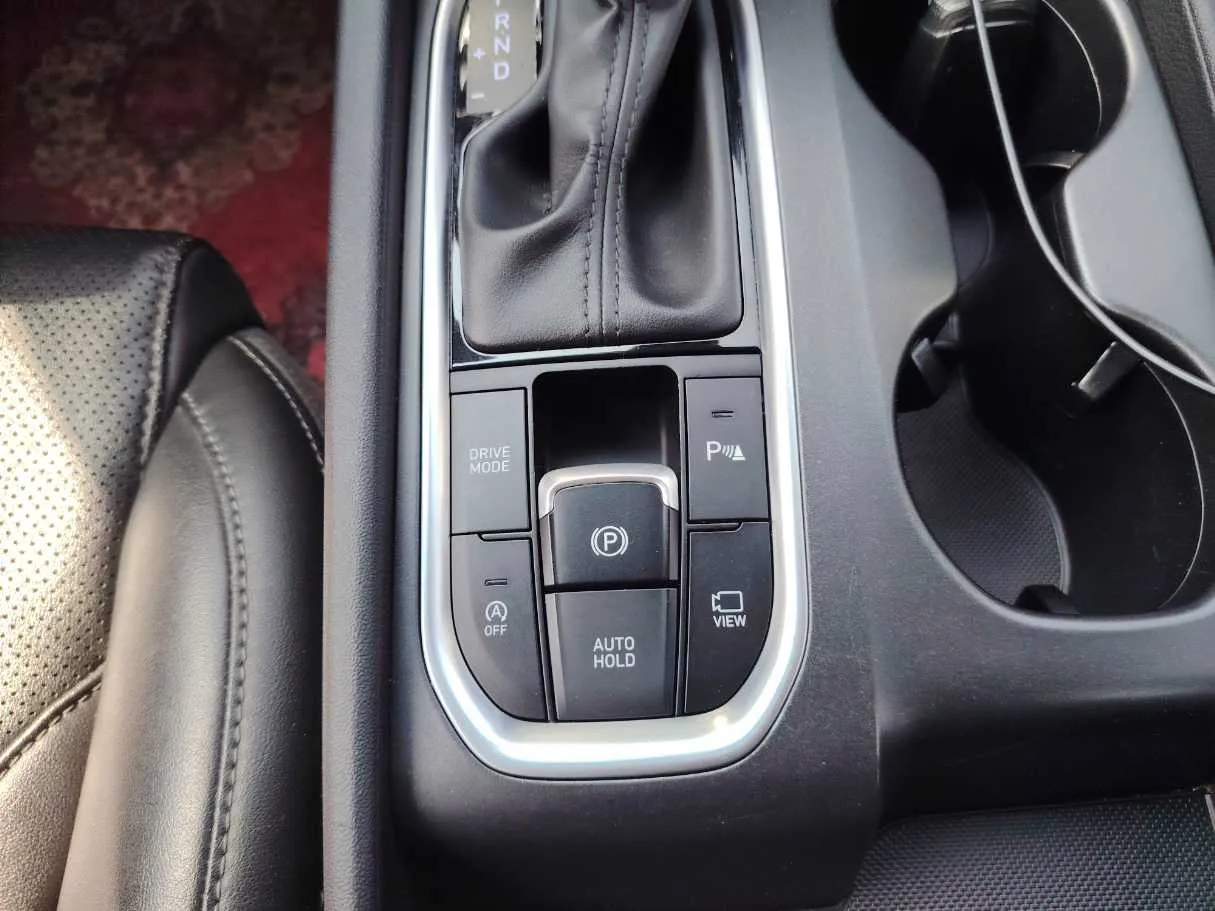 Car image 19