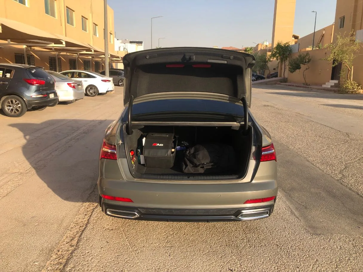 Car image 19