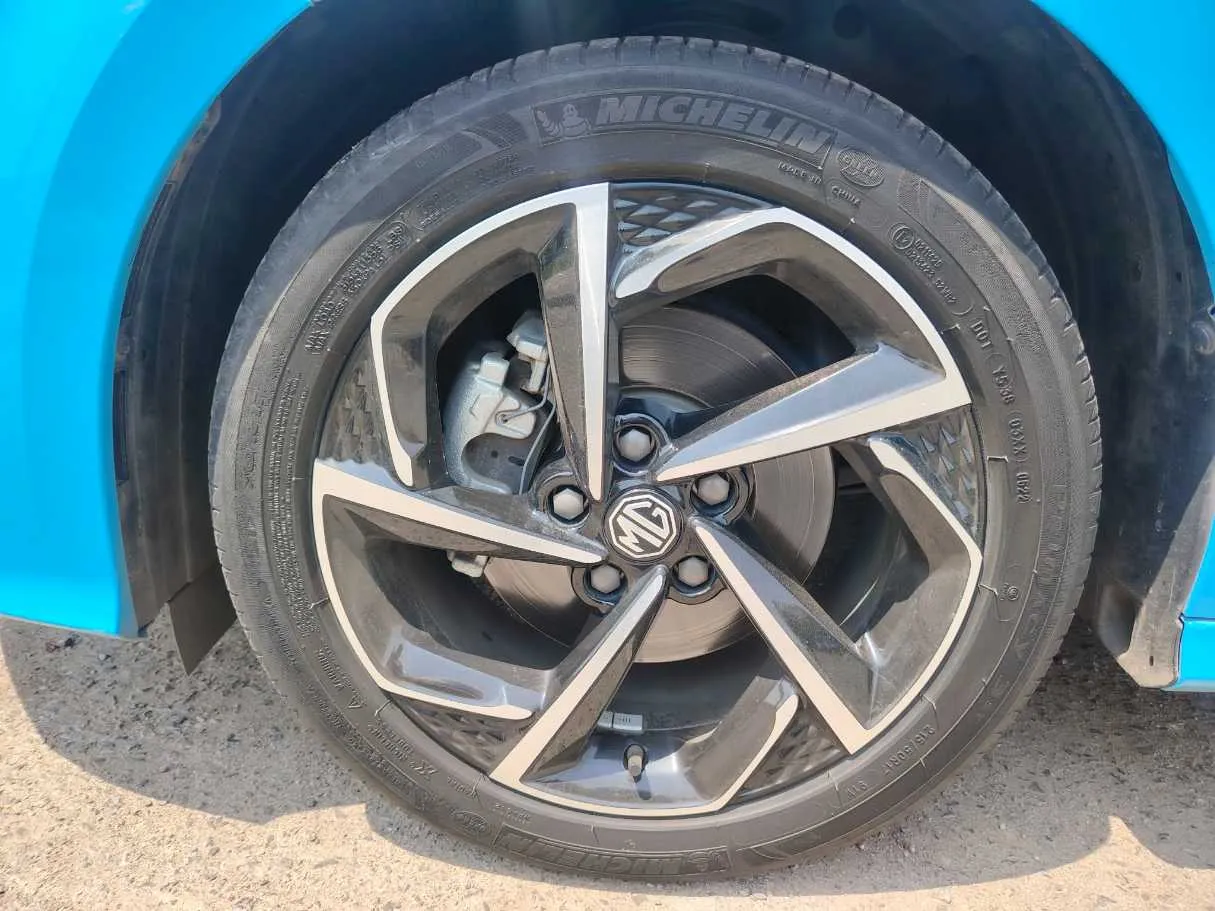 Car image 10