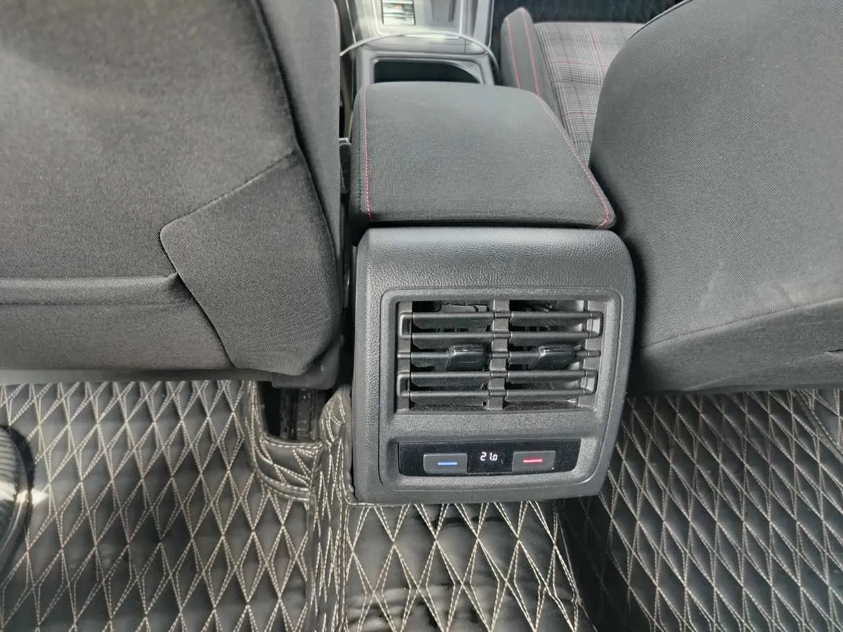 Car image 32