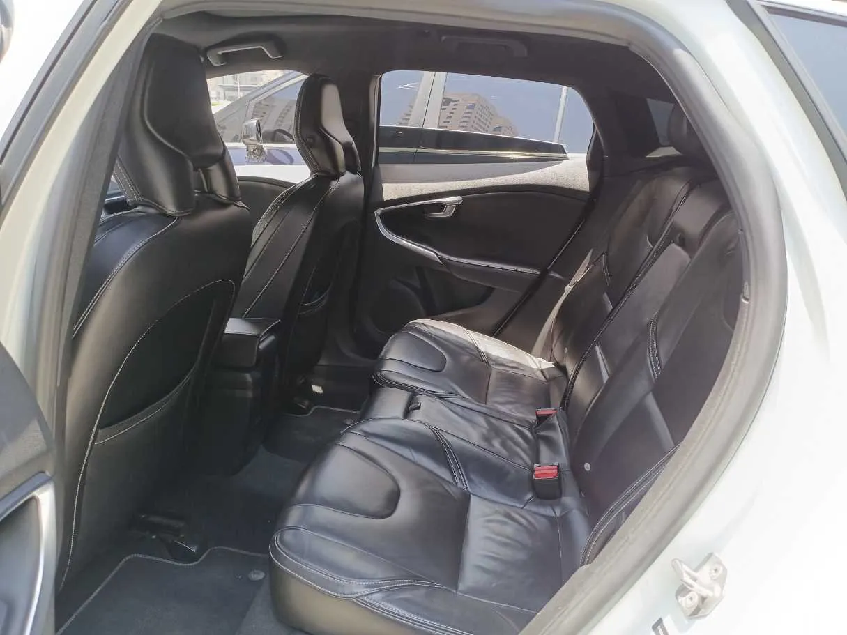 Car image 13