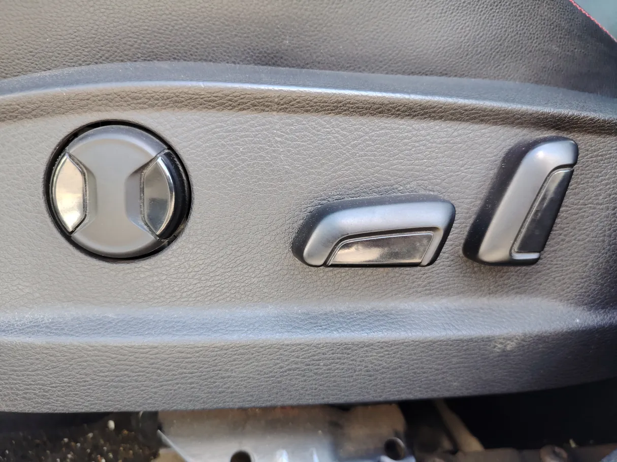 Car image 30