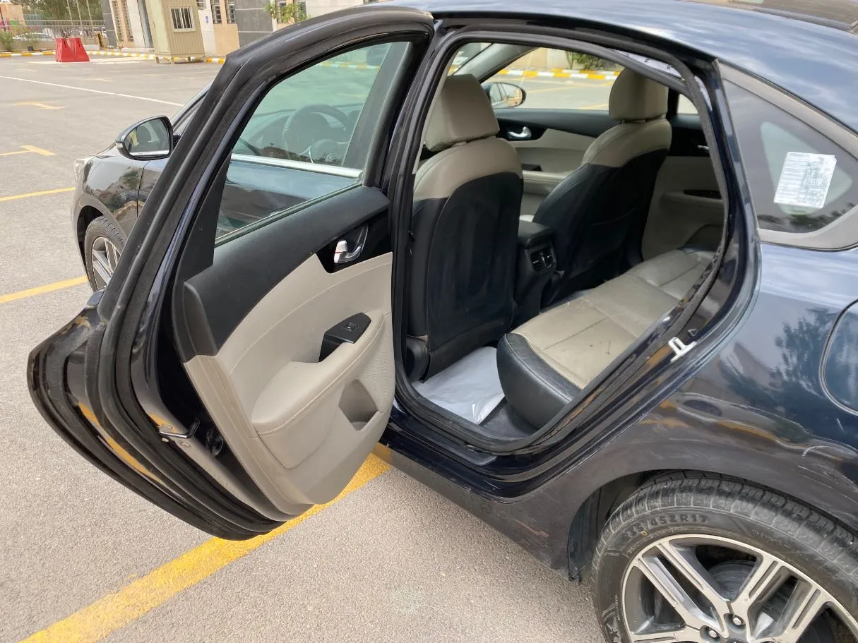 Car image 12