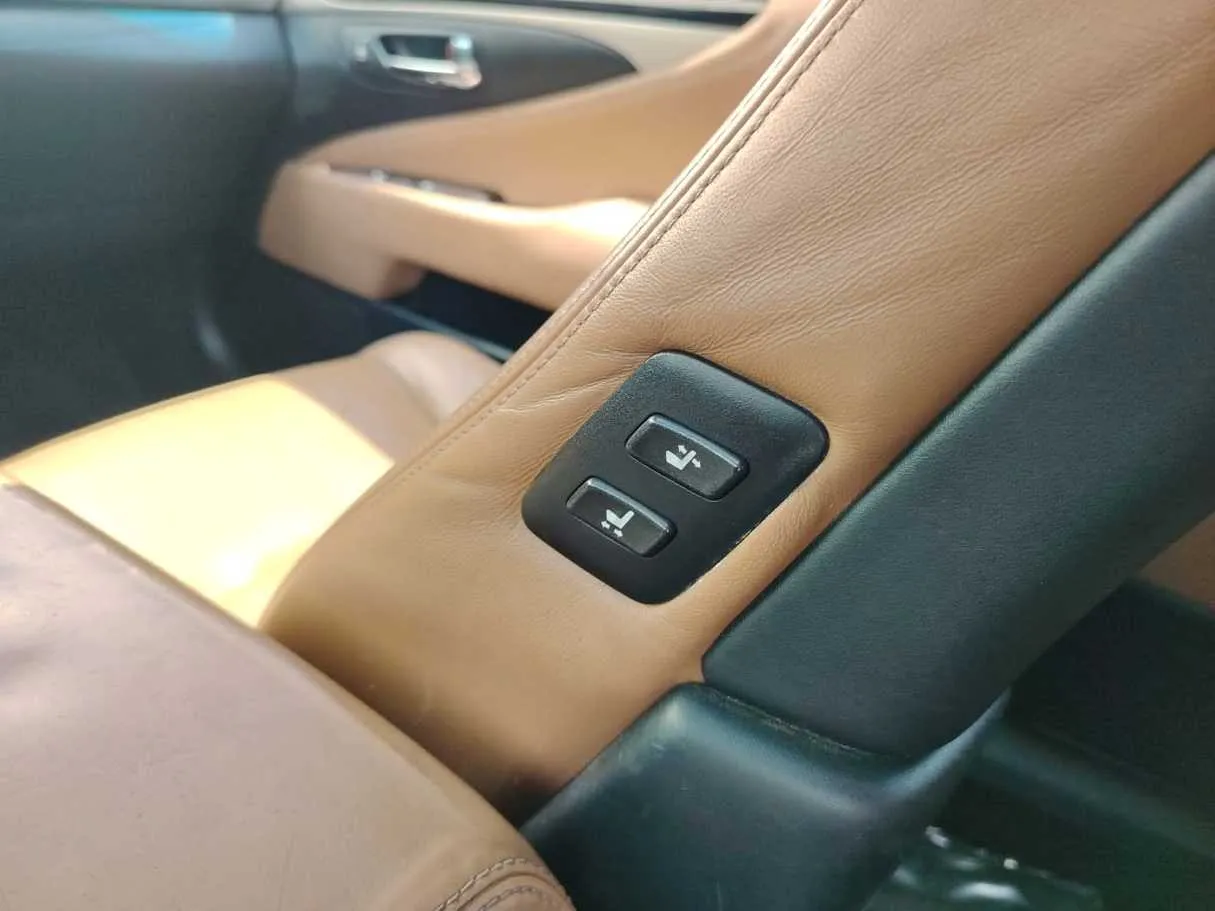 Car image 35