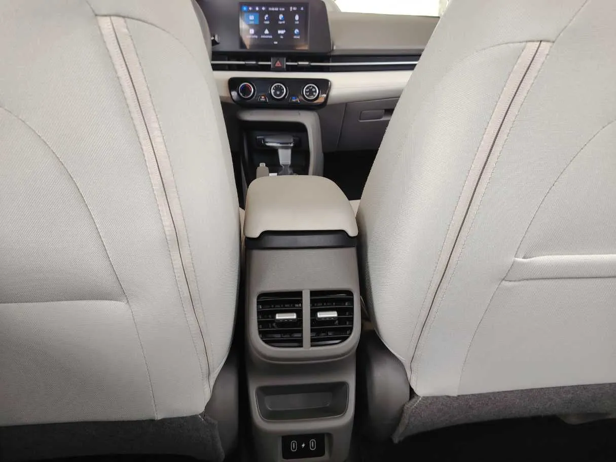Car image 26