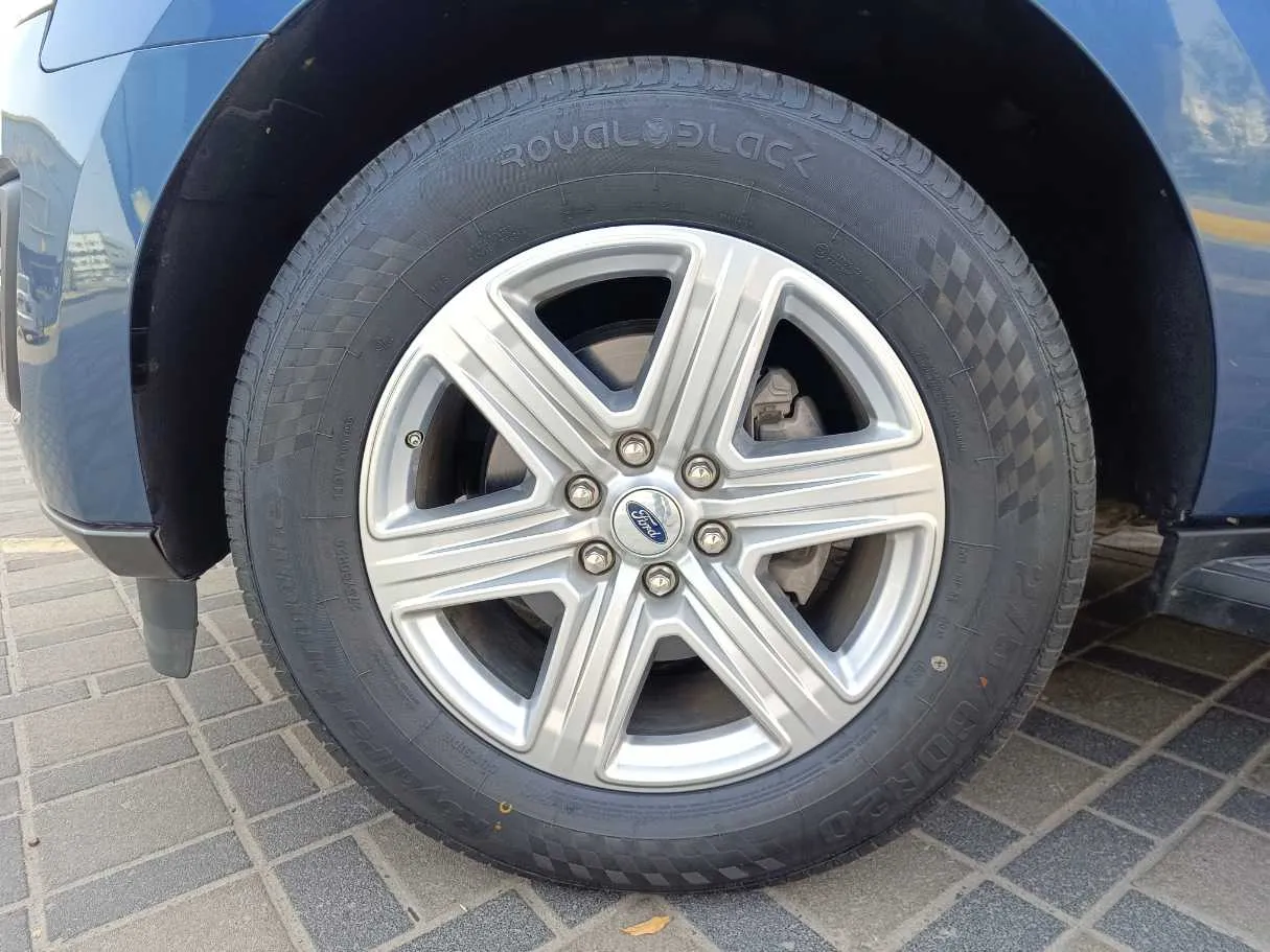 Car image 10