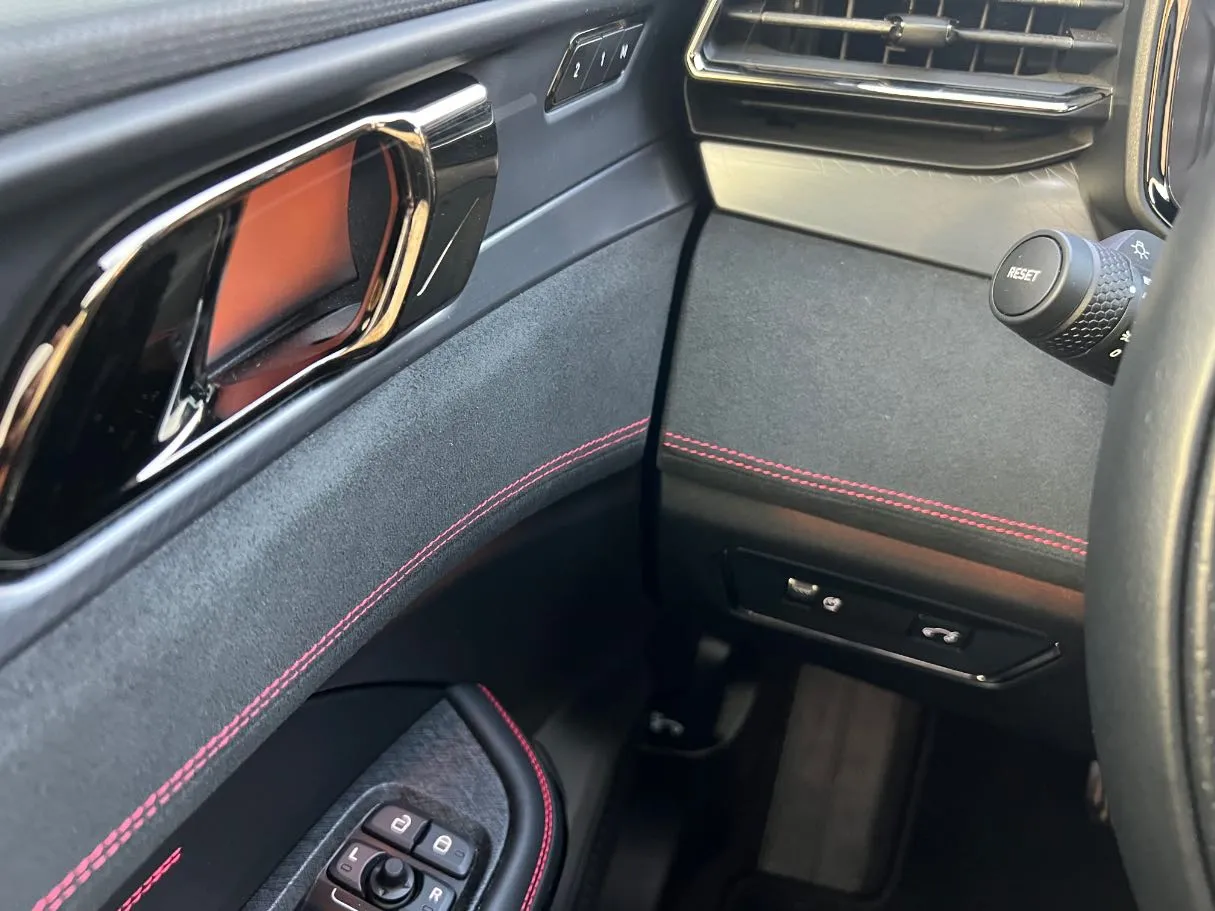 Car image 26