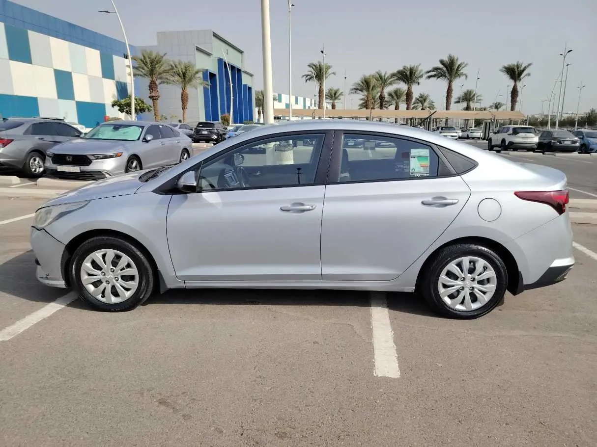 Car image 8