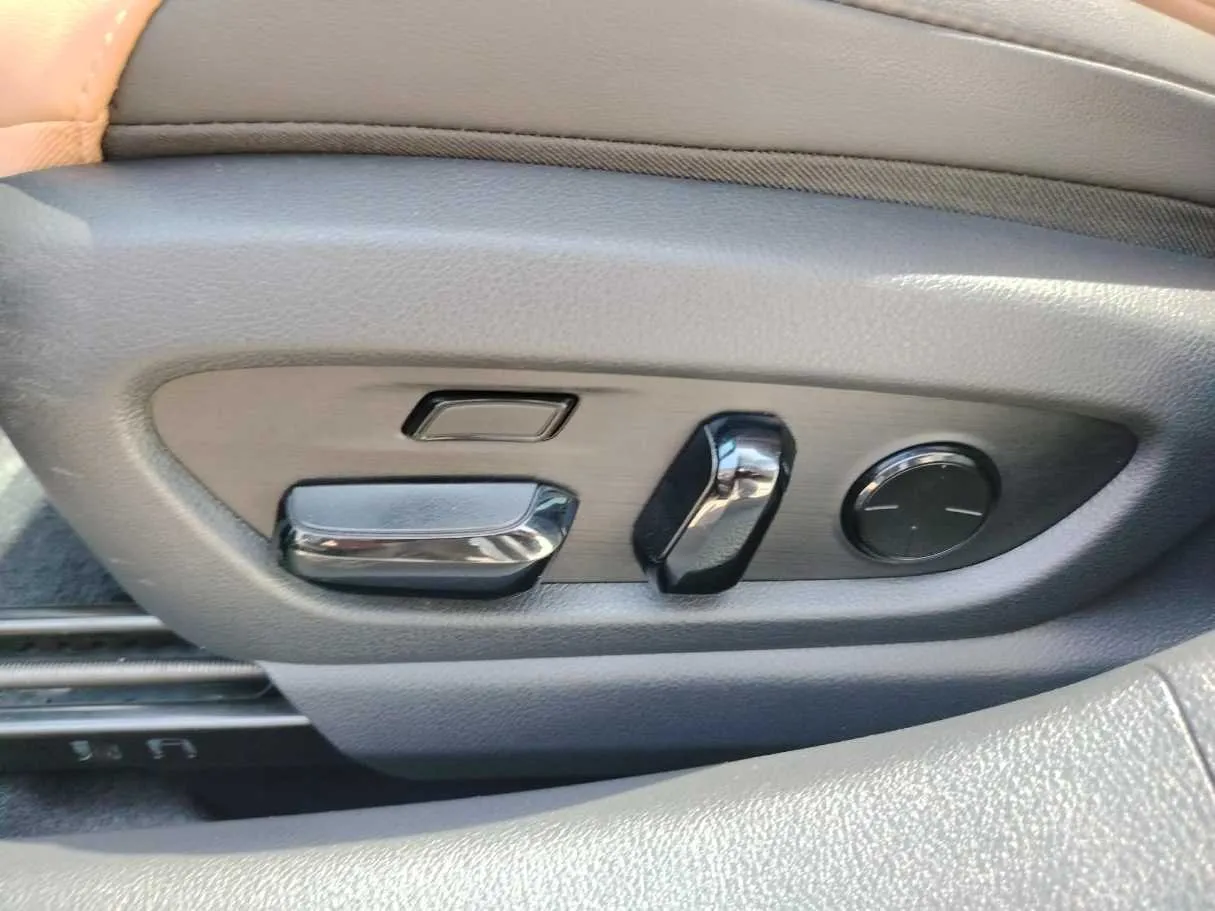 Car image 43