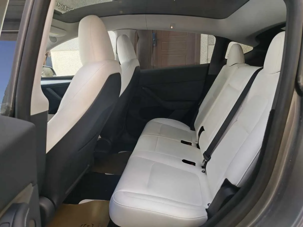 Car image 17