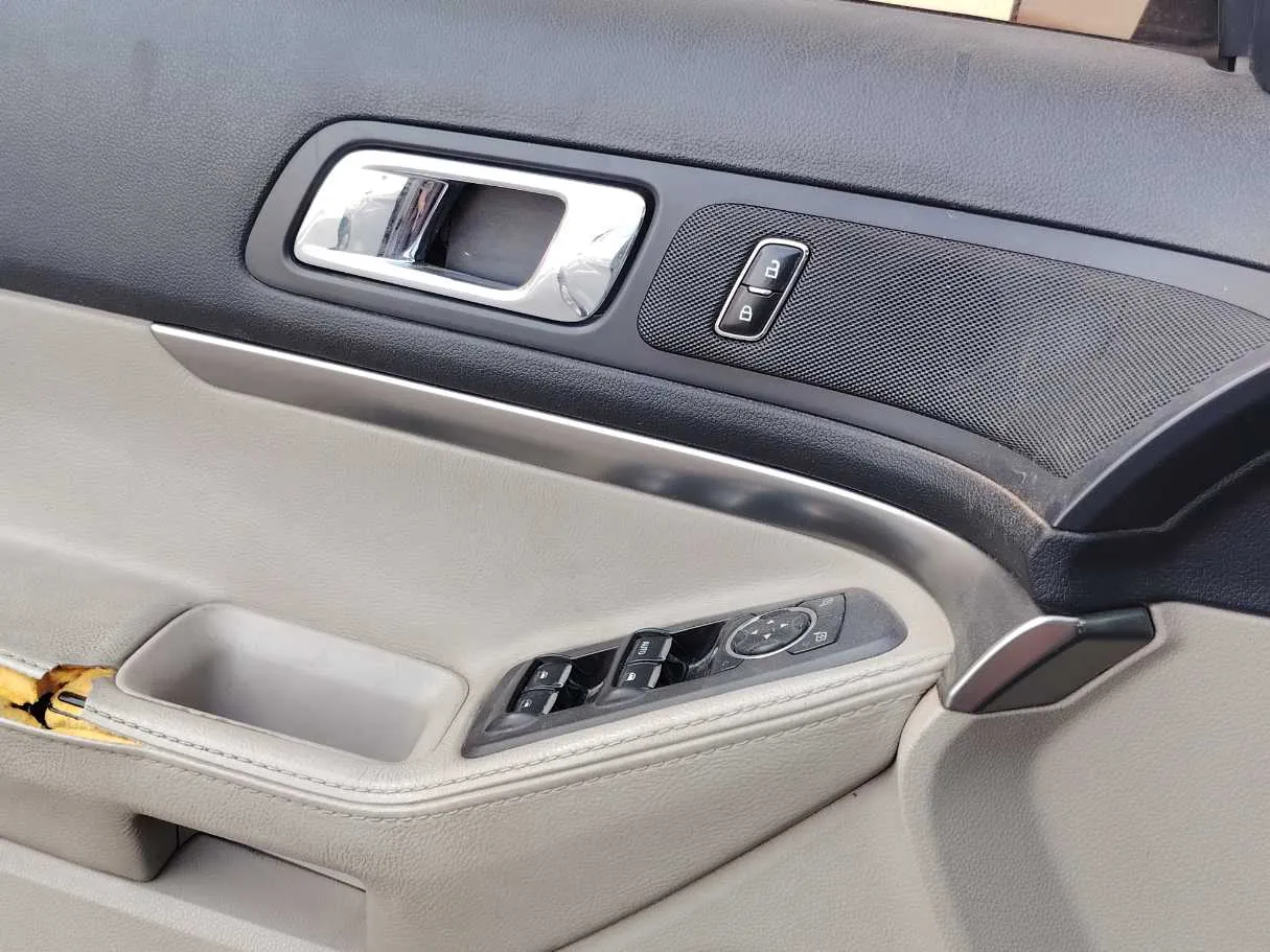 Car image 25