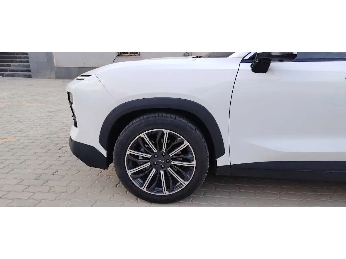 Car image 9