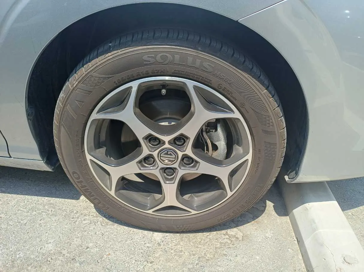 Car image 7