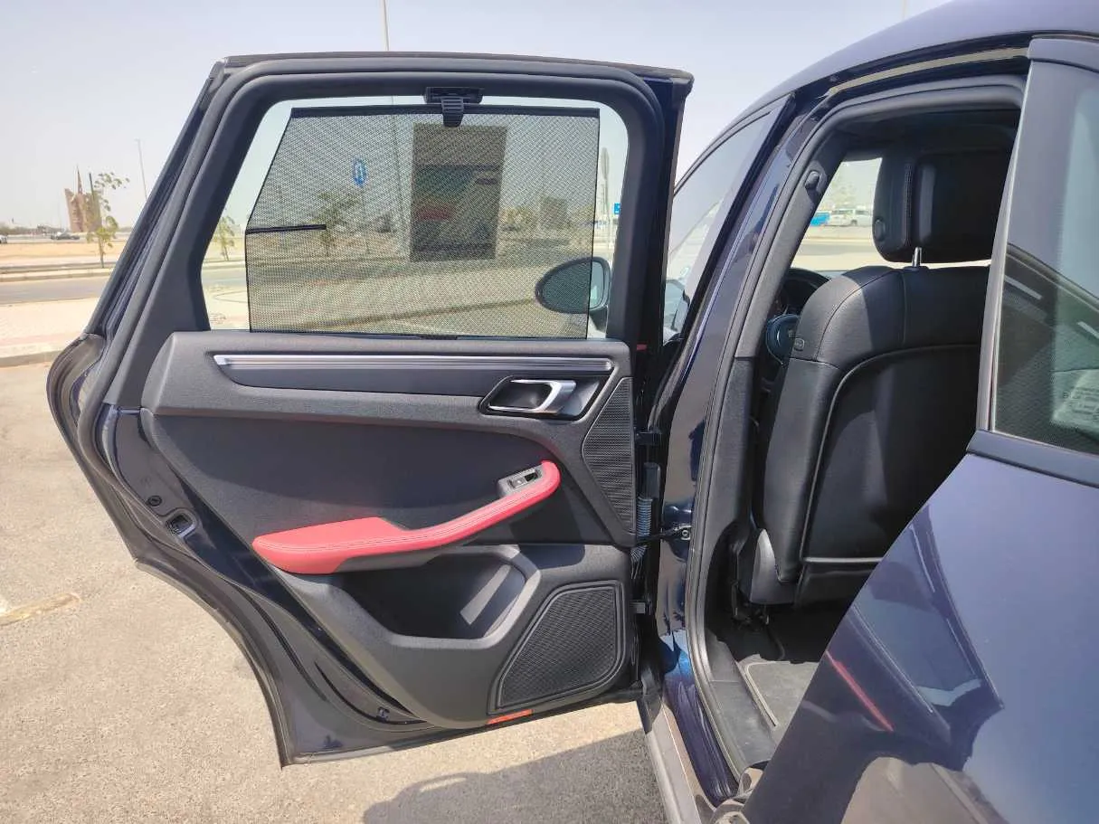 Car image 14