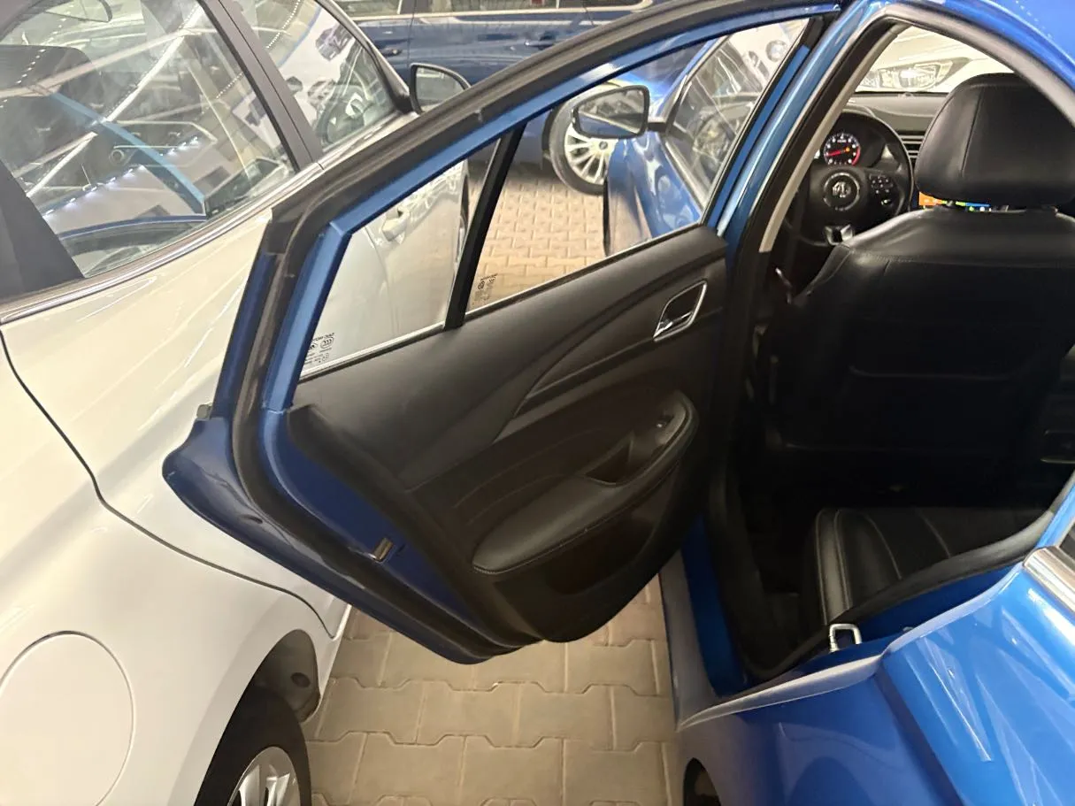 Car image 13