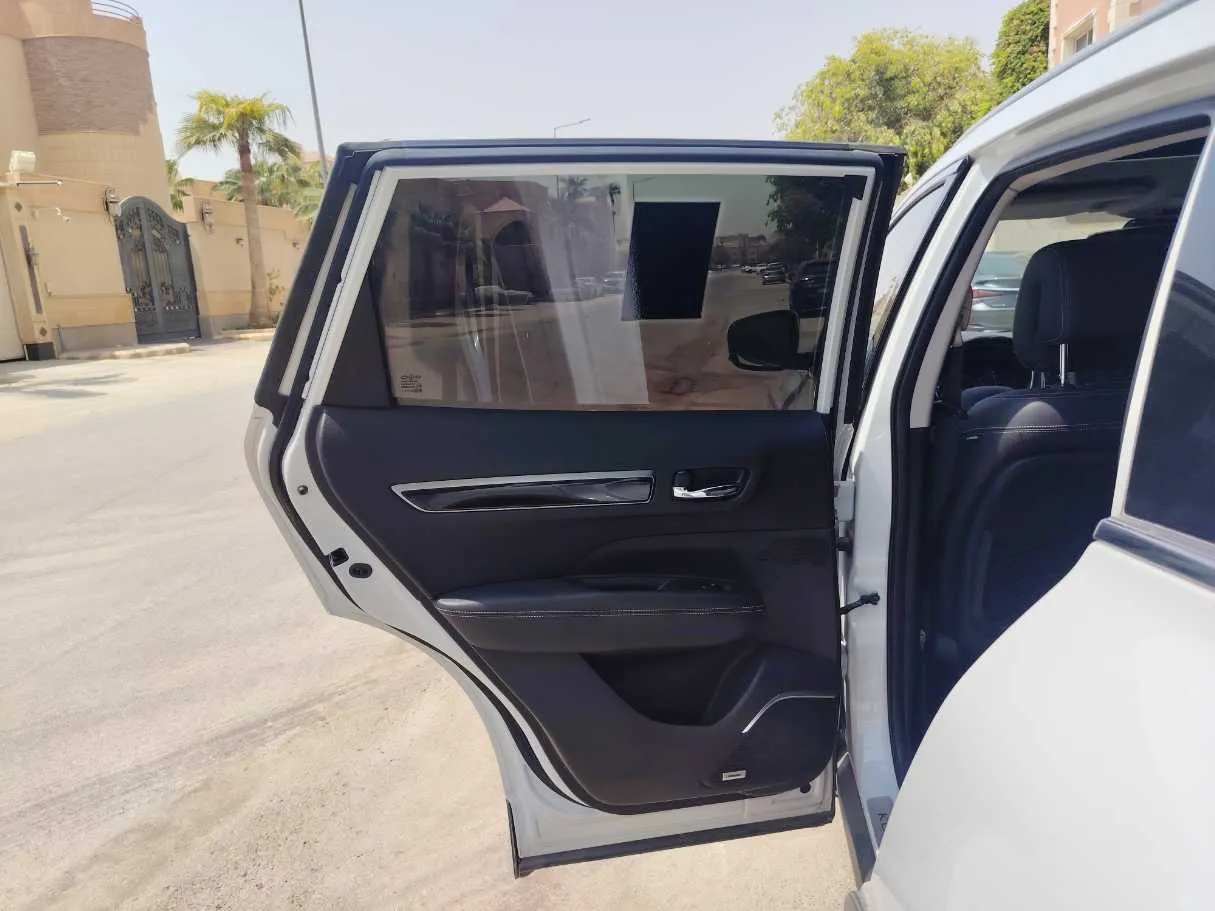 Car image 16