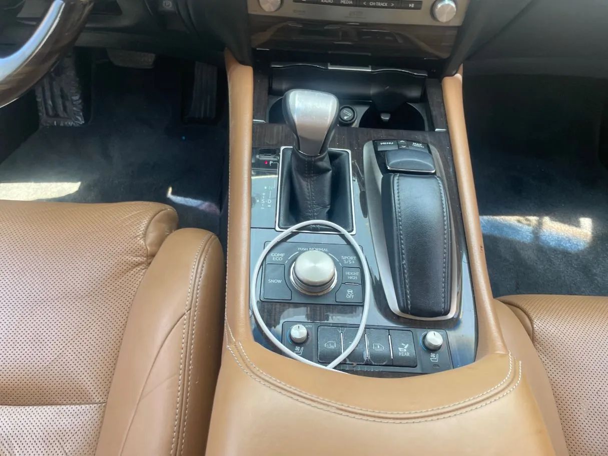 Car image 19