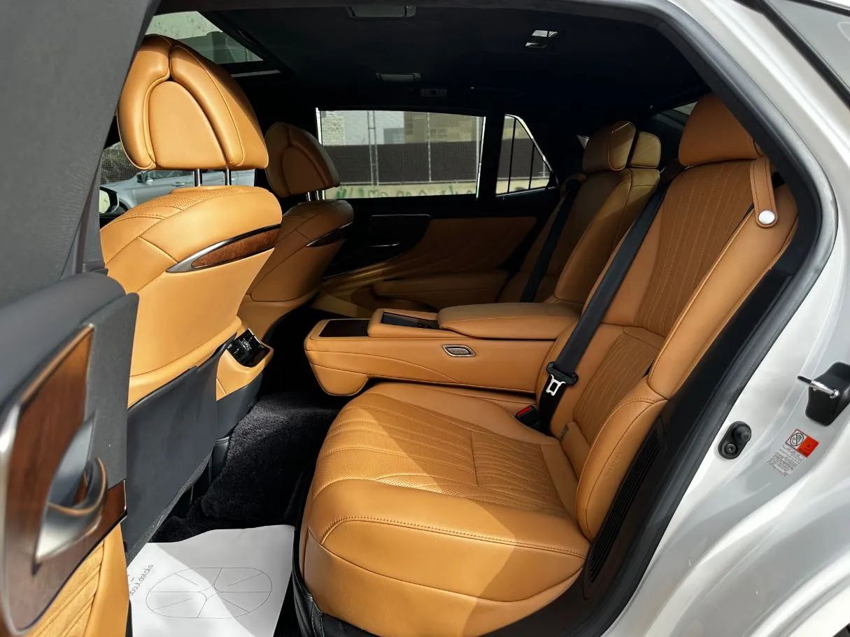 Car image 16