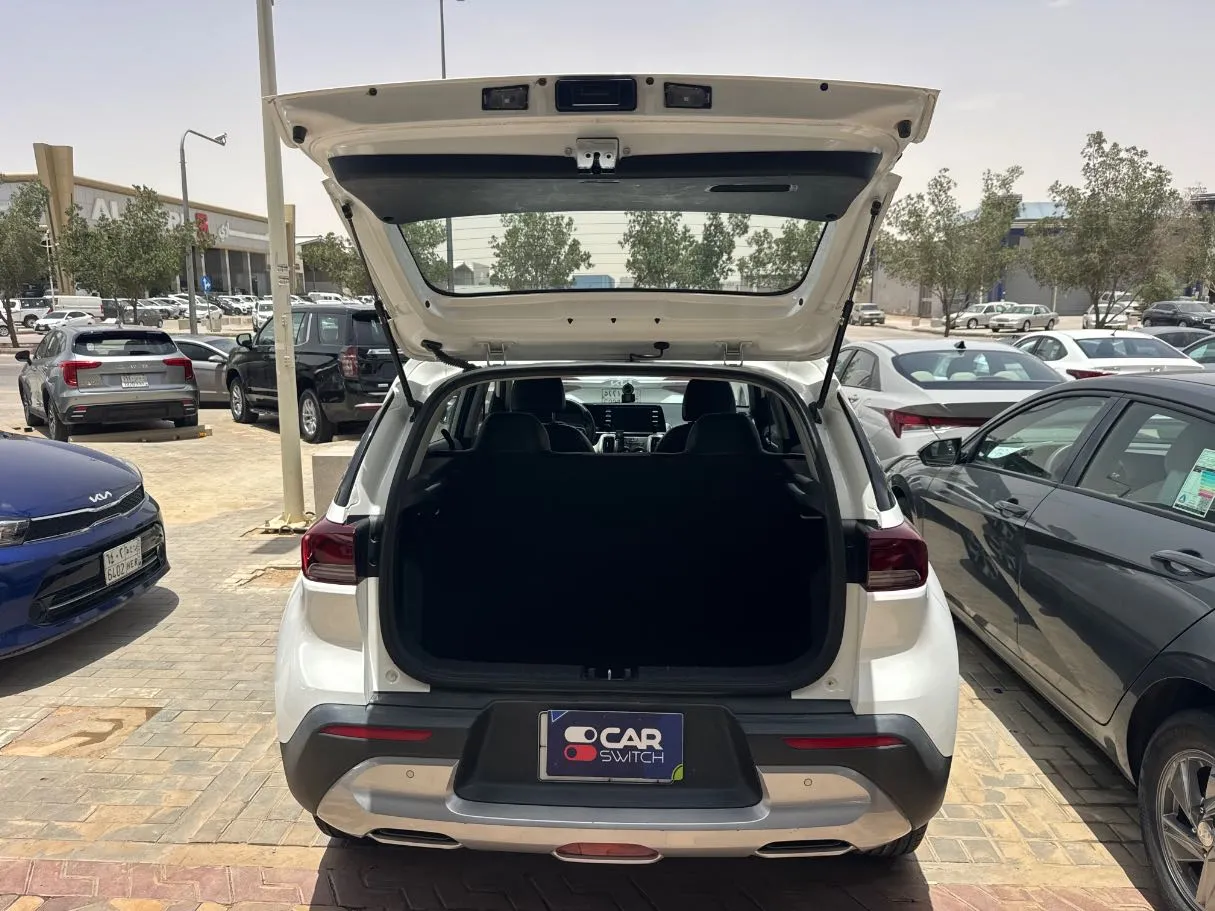 Car image 17