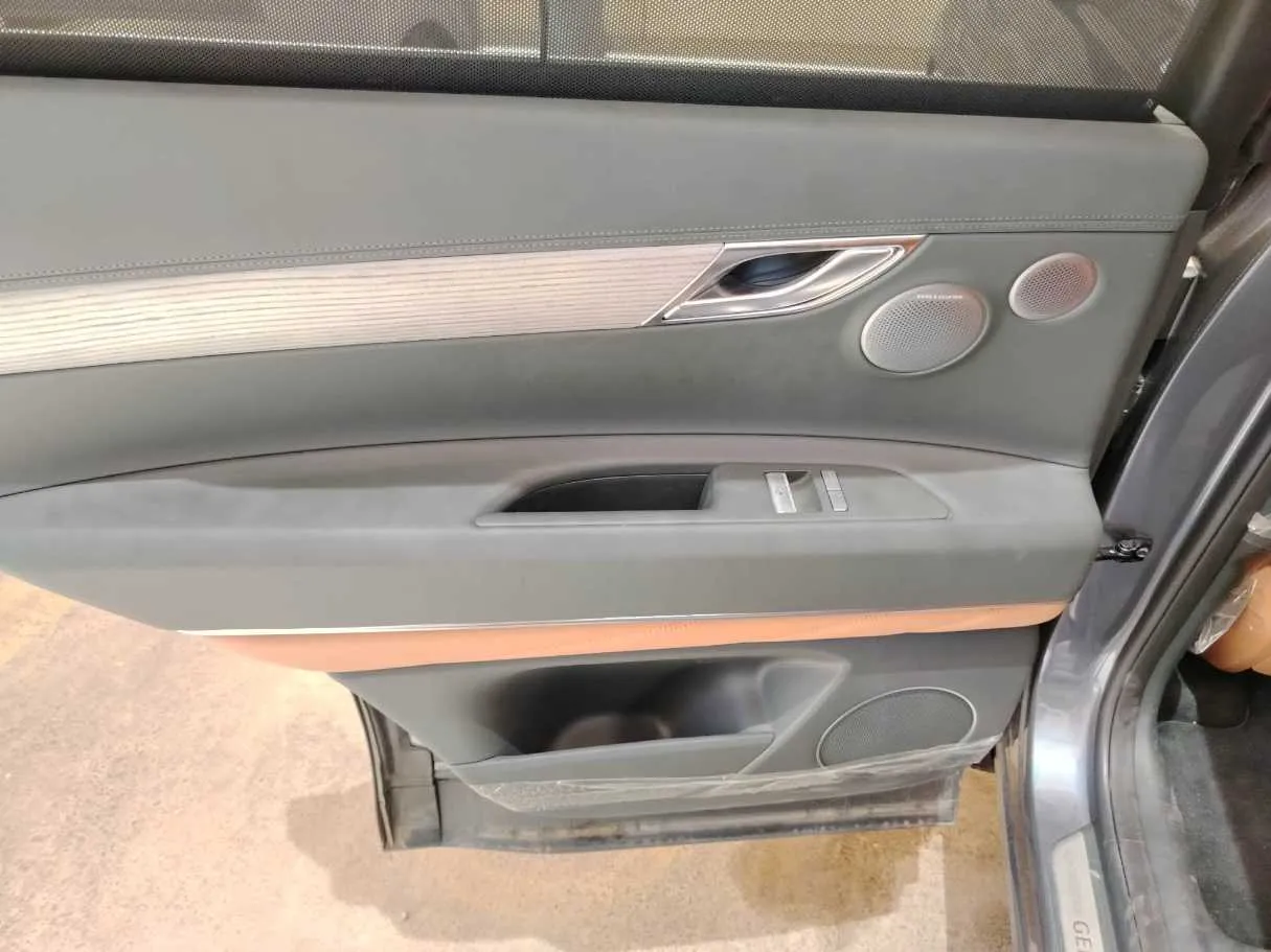 Car image 32