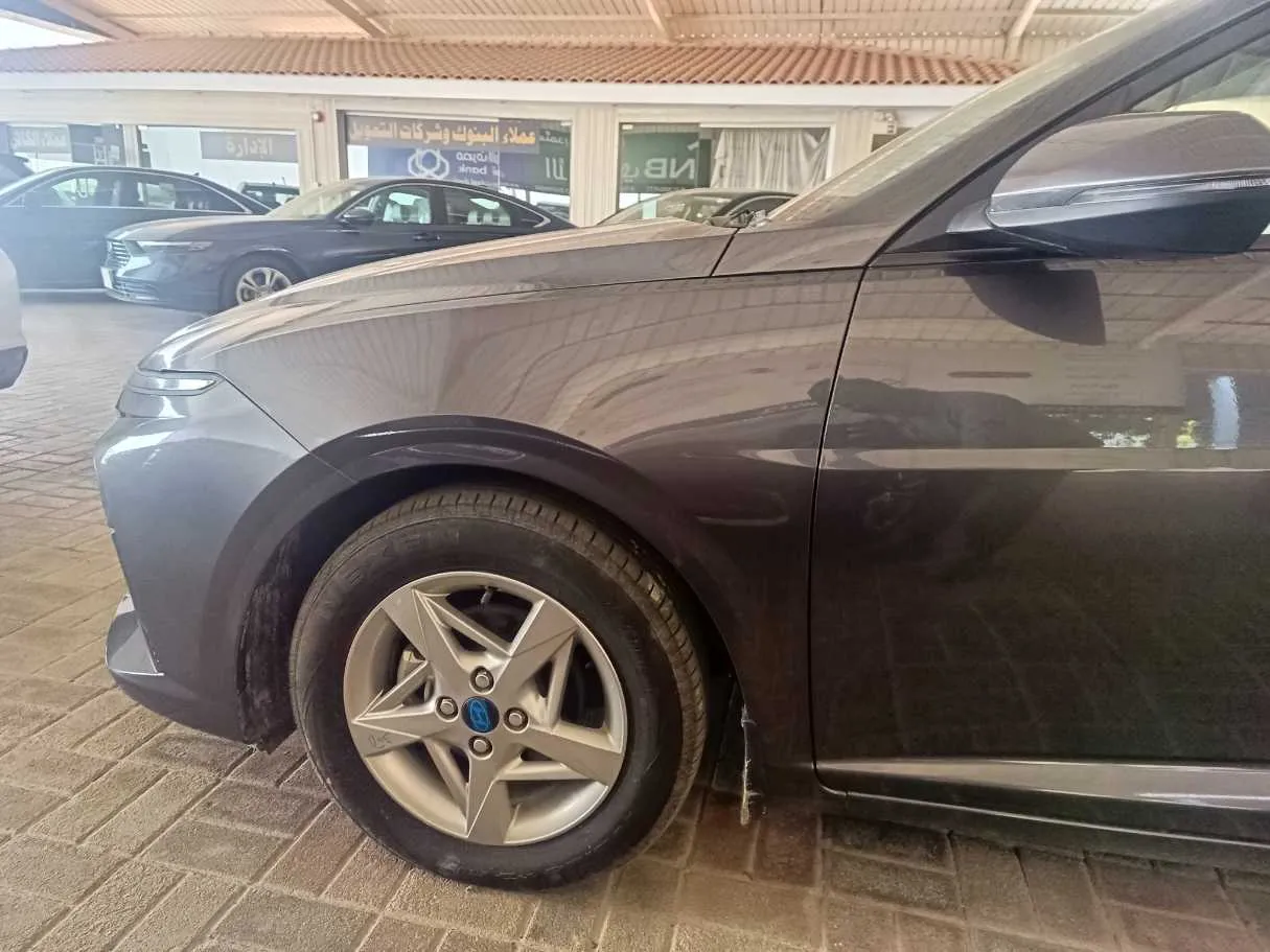 Car image 9