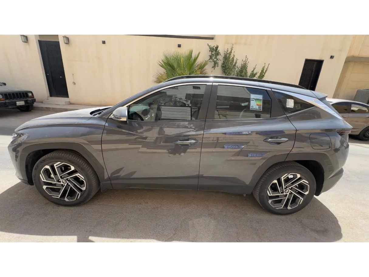 Car image 8