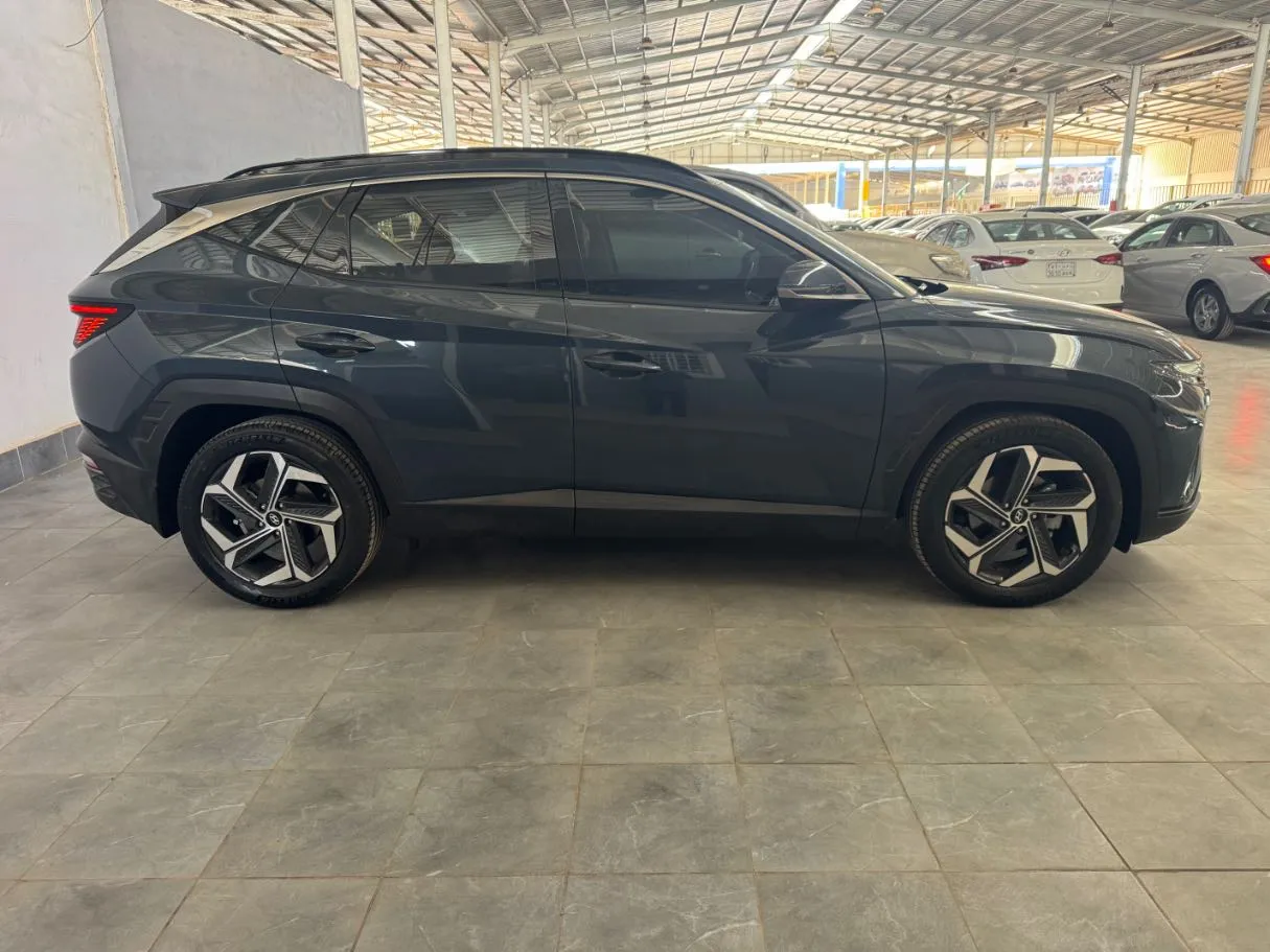 Car image 4