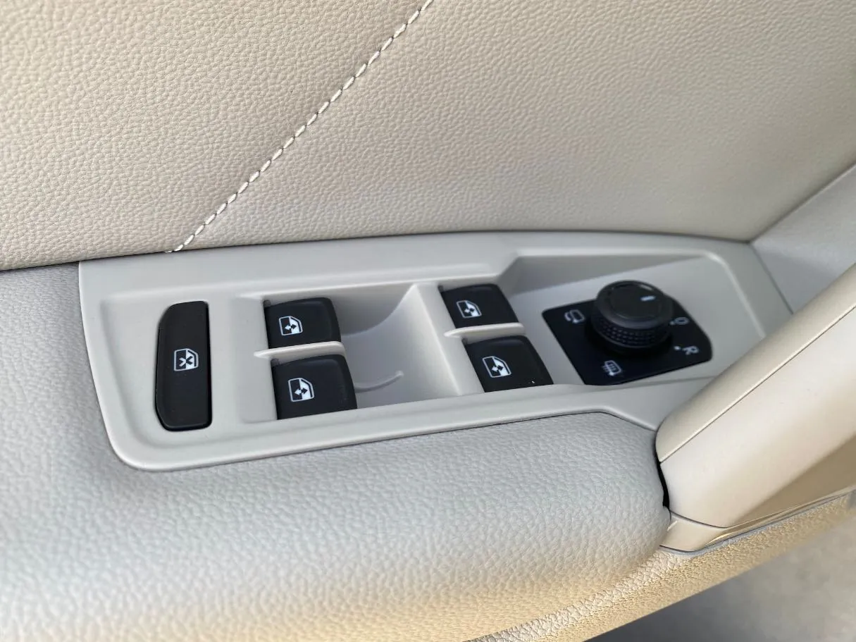 Car image 29
