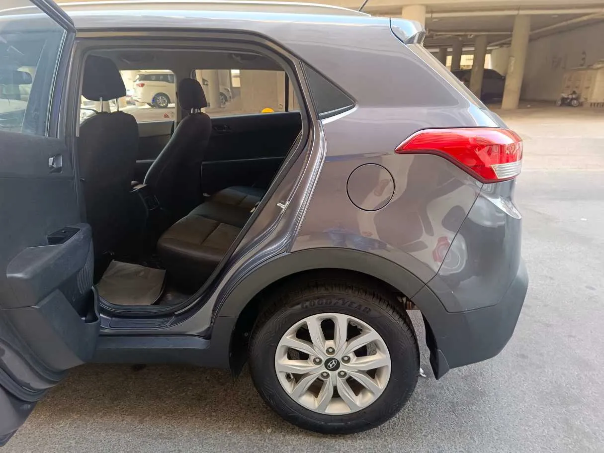 Car image 16