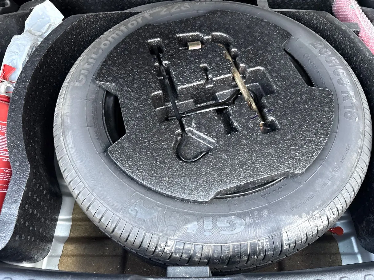 Car image 28