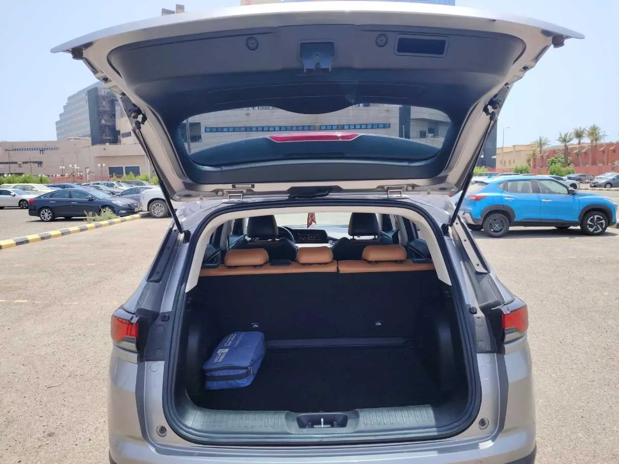 Car image 23