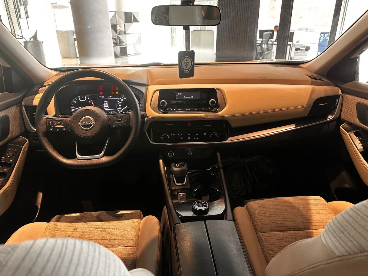 Car image 15