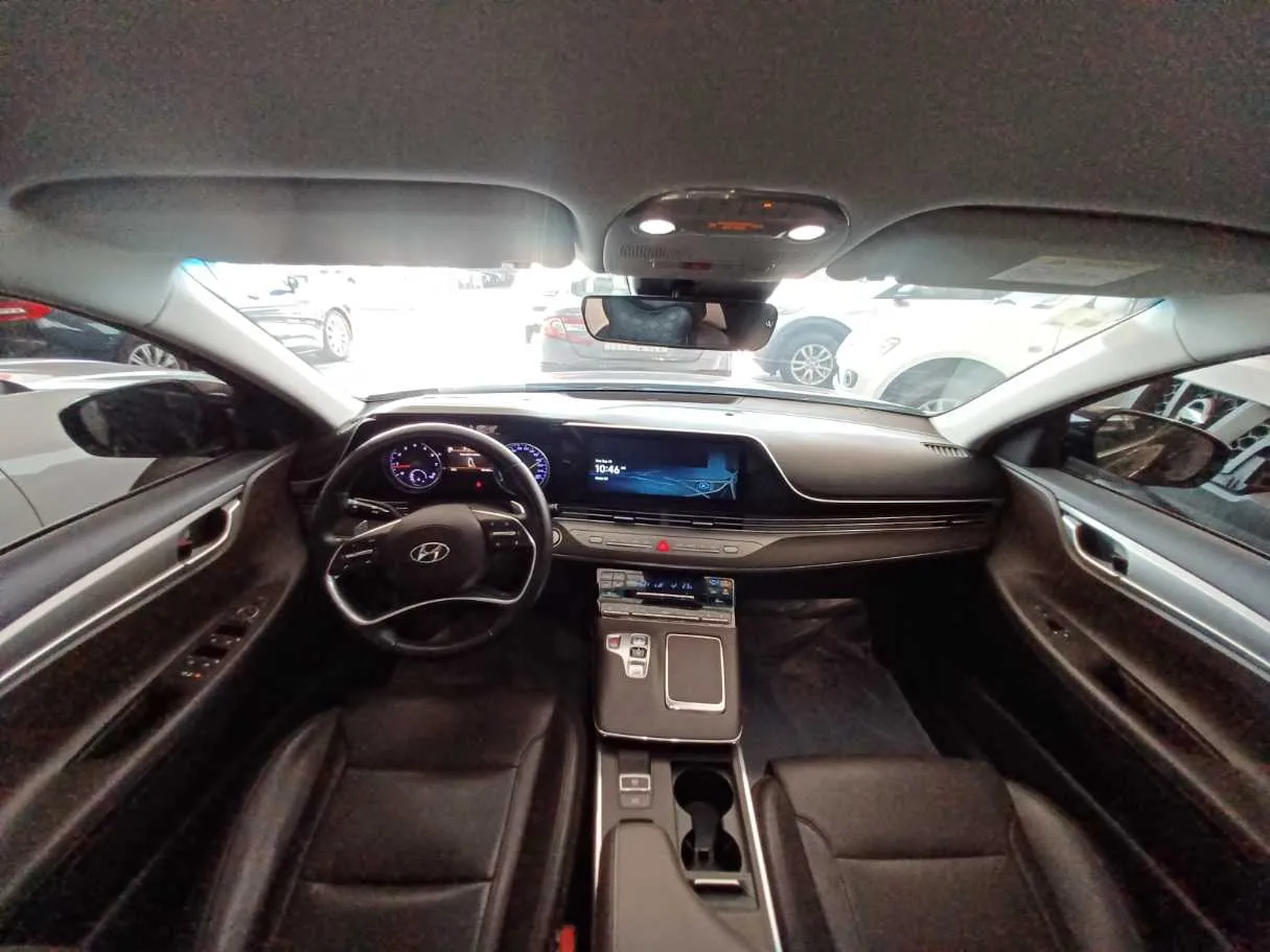 Car image 9