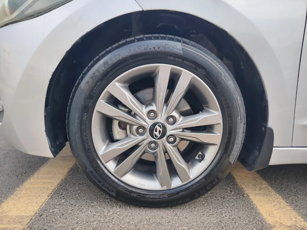 Car image 9
