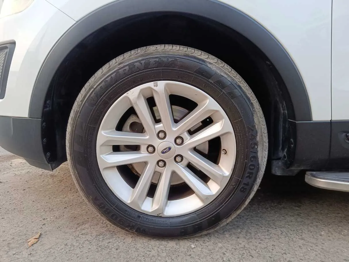 Car image 10