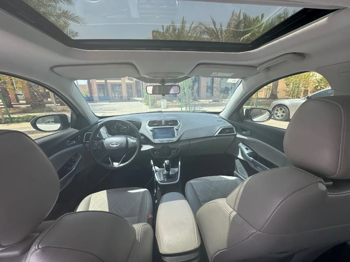 Car image 14